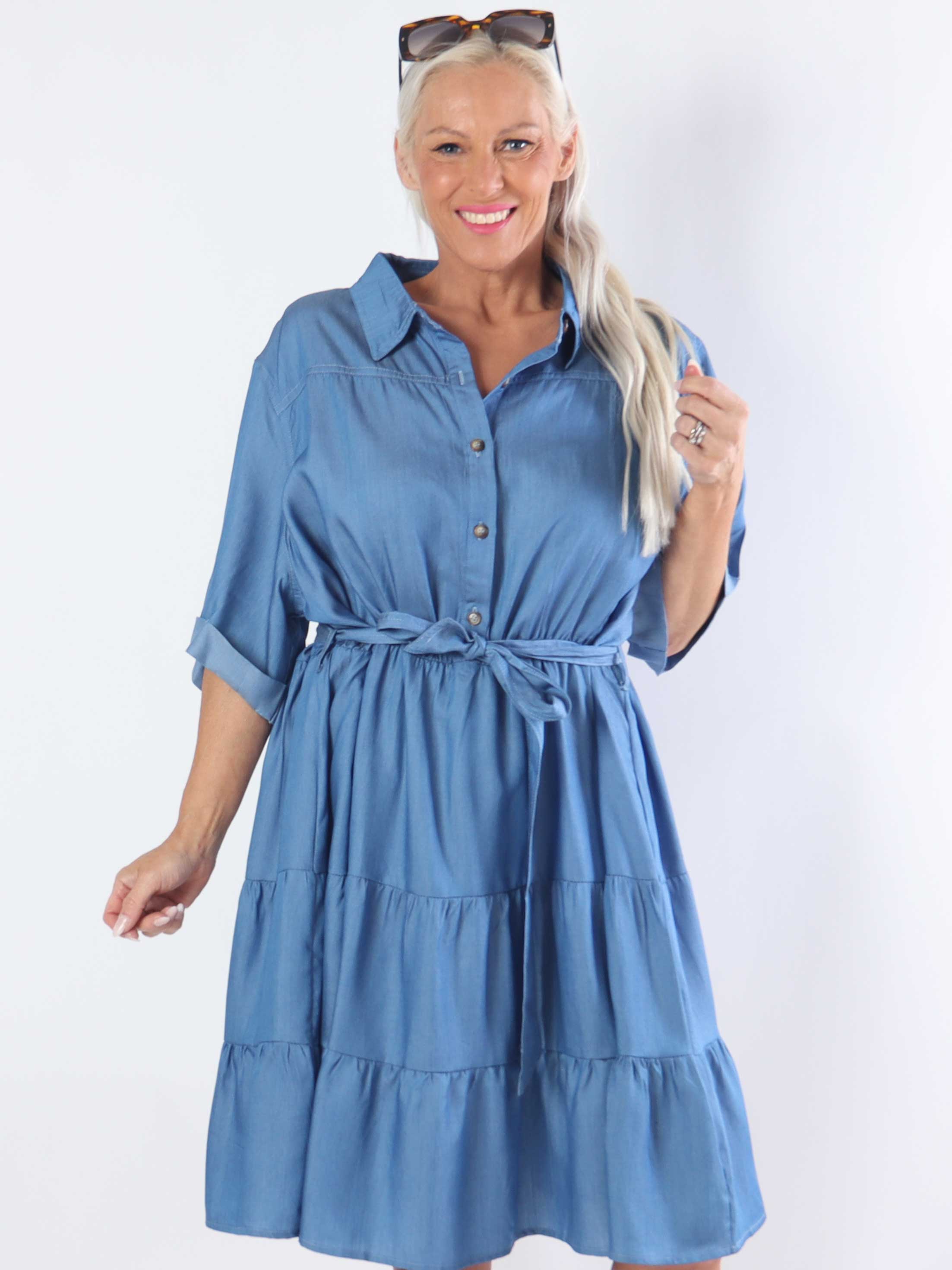 Kaija - Söt kort klänning i denim med lager-på-lager-look